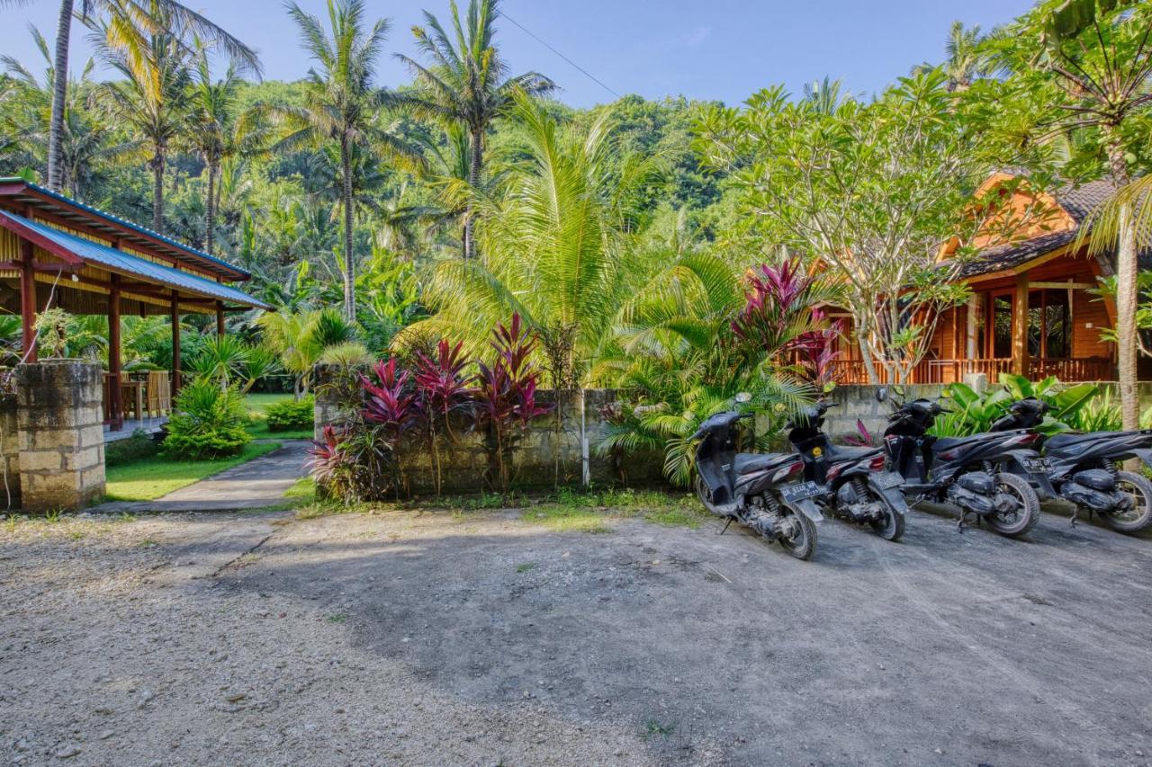 Puri Yalus Bungalow Toyapakeh Exterior photo